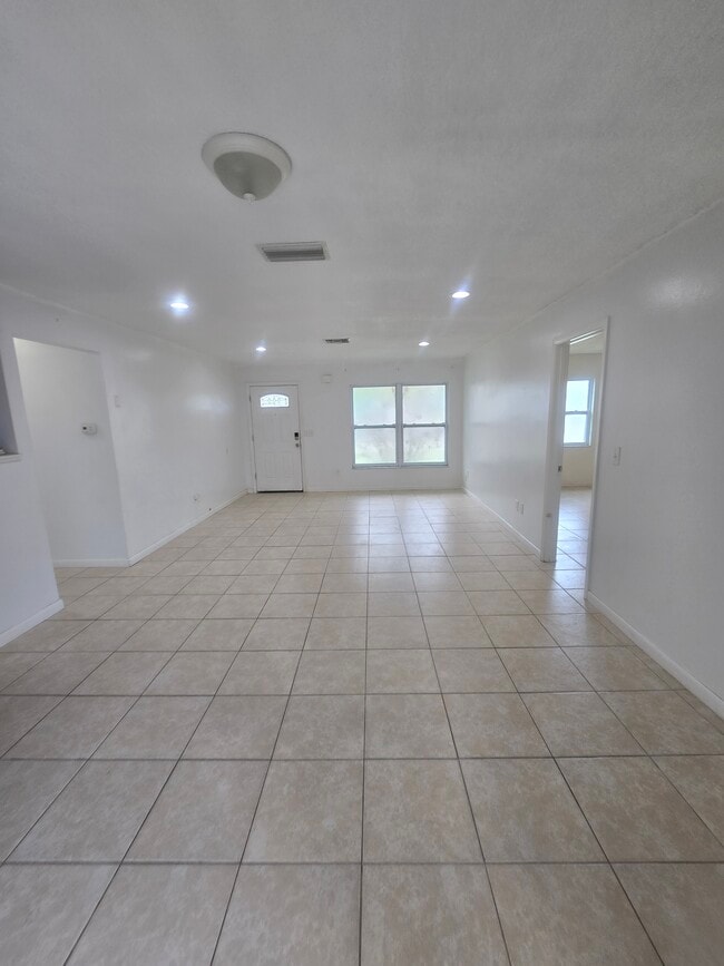 Photo - 9231 Antrim St