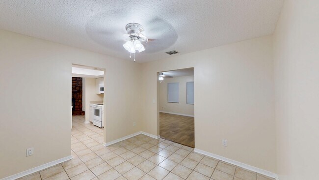 Photo - 680 Roger Sherman St