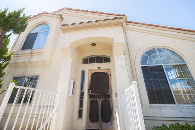 Beautifully Upgraded 2 Story Townhouse in ... - Beautifully Upgraded 2 Story Townhouse in ...