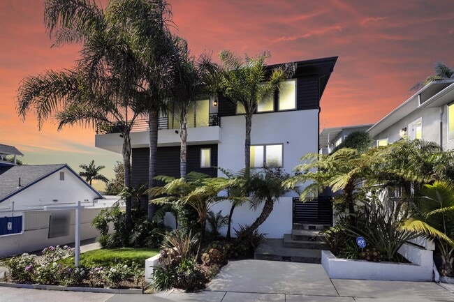 Front View - night skies - 1542 Manhattan Beach Blvd Rental