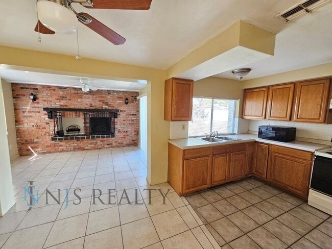 Photo - True 2/1.5/1 with FIREPLACE, fenced yard and all tile flooring throughout!