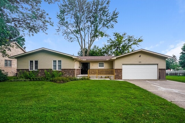 Building Photo - 305 Station St E