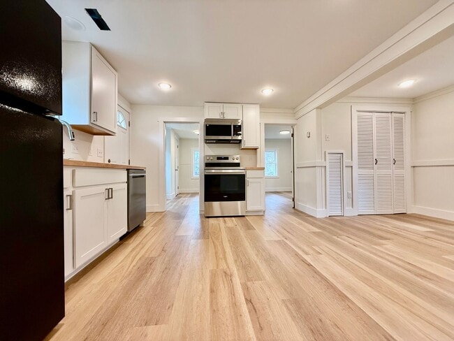 Building Photo - Newly Renovated 3 Bdrm Close to Campus! Avail Aug 2026 $2,250 or $1,500 for Now thru July 2026!