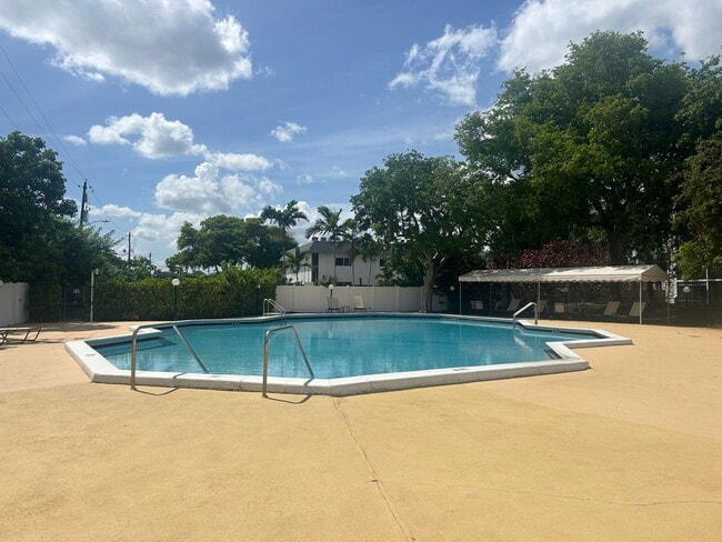 Photo - 109 Royal Pk Dr Unidad 2c