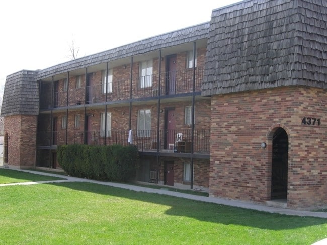 4371 / 4365 S Fairbourne Ave