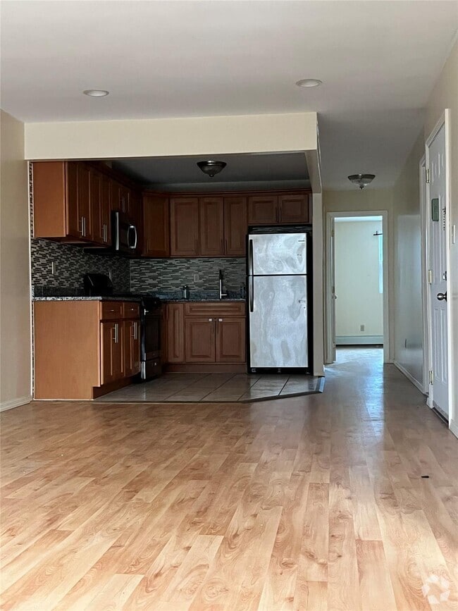 Building Photo - 76-04-17176 176th St Rental