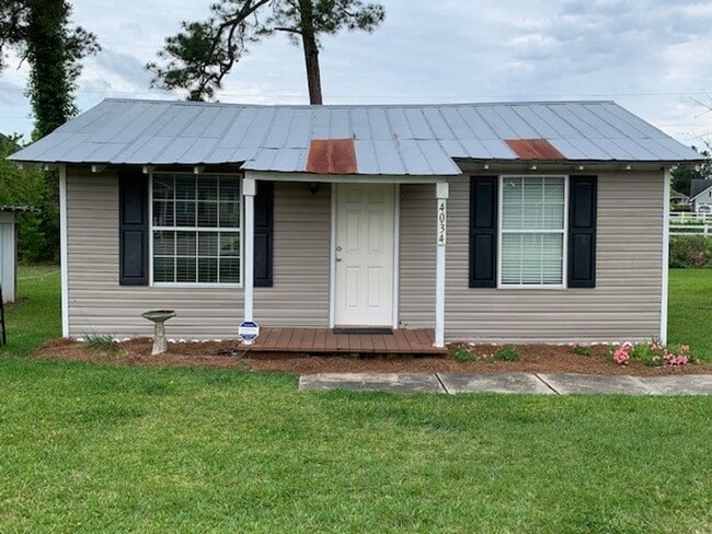 Building Photo - 2 Bedroom/1 Bath Home off Old Pine Rd