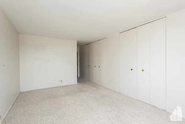 3930 N Pine Grove Ave Unit 0901