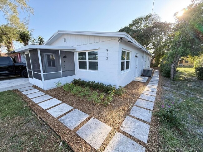 Building Photo - 912 SE Tarpon Ave