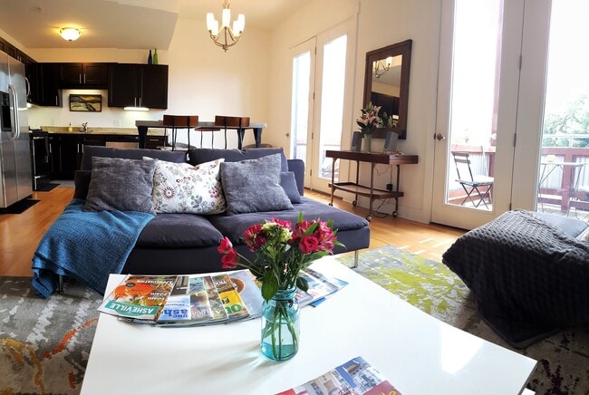 Building Photo - 915 Haywood Rd Unit #202