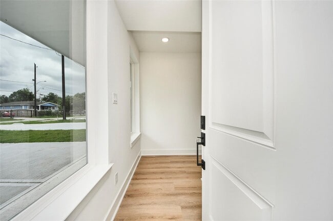 Photo - 932 South Ln