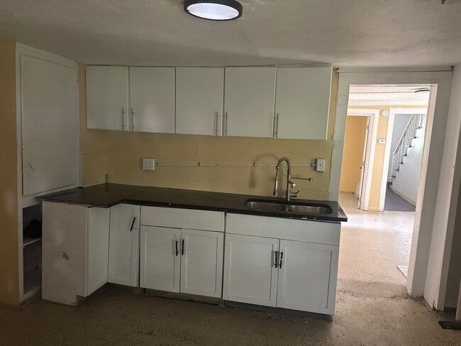 Kitchen - 143 York St Rental