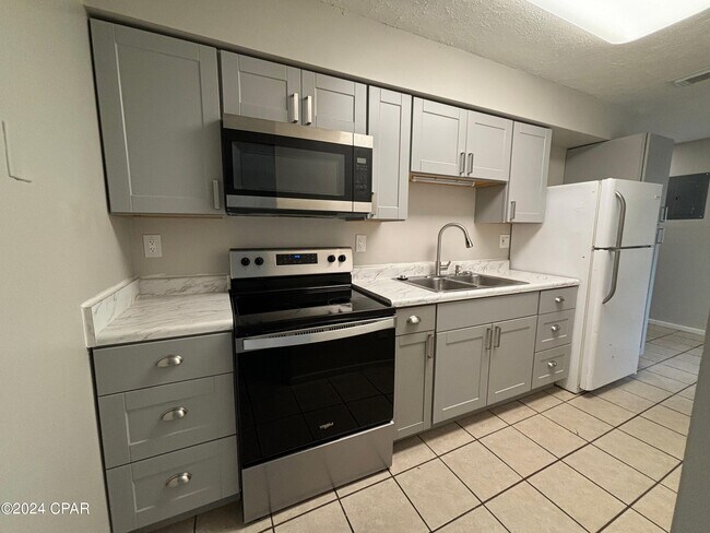 Photo - 923 Sanders Ln