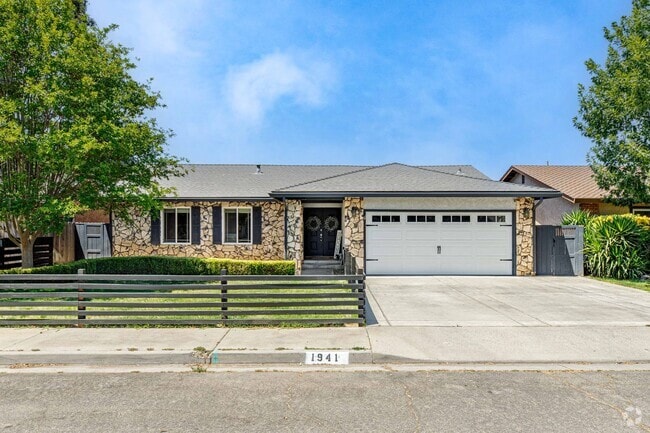 Building Photo - 3 bedroom home for RENT in Turlock with bu...