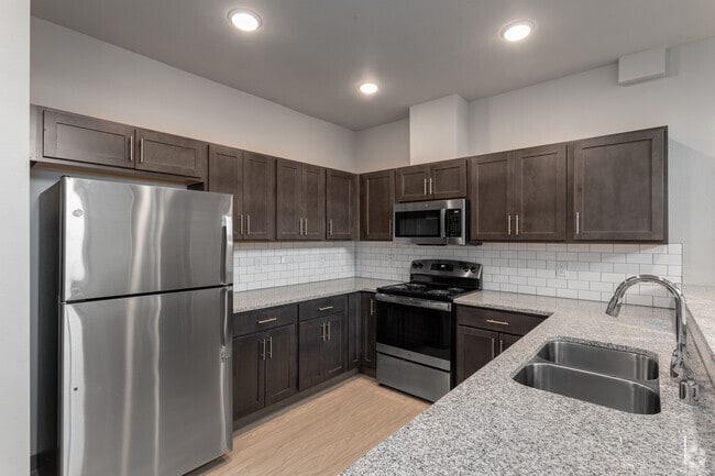 1BR, 1BA - 782SF