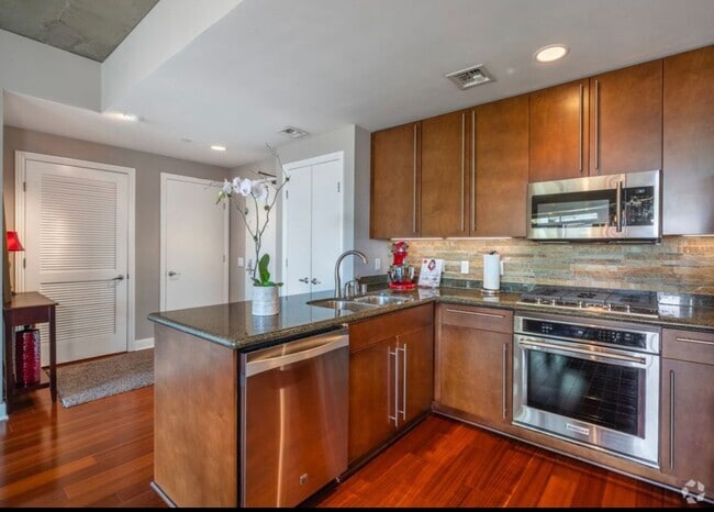 Building Photo - Beautiful Large 2 Bdrm, 2 Ba Condo in Cort... Unit 803