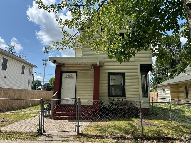 Building Photo - 1065 Caulfield Ave SW Unit Apt 2