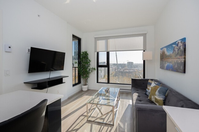 Building Photo - 665 Rue Versailles