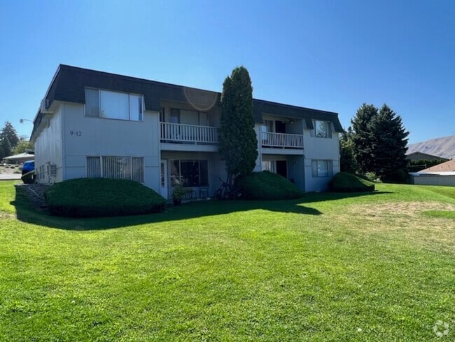 Building Photo - Spacious Pet-friendly, 2 bed, 1.5 bath, a/... Unit 03 Rental