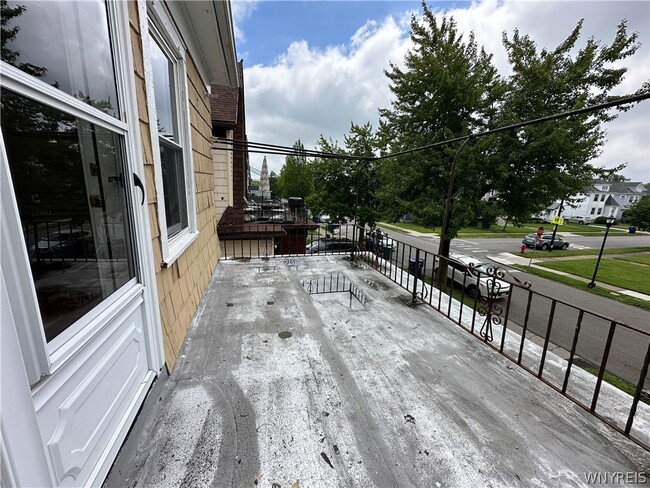 Photo - 394 Taunton Pl
