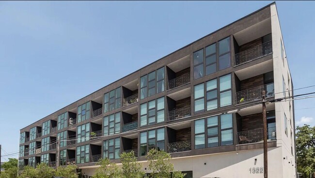 Building Photo - Stunning One bedroom/One bath Condo Locate... Unit 306