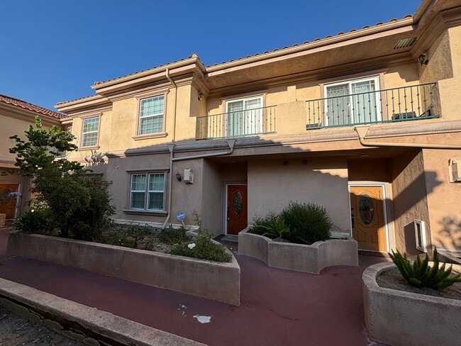 Building Photo - Spacious 3-Bedroom Condo with Underground ... Unit 111