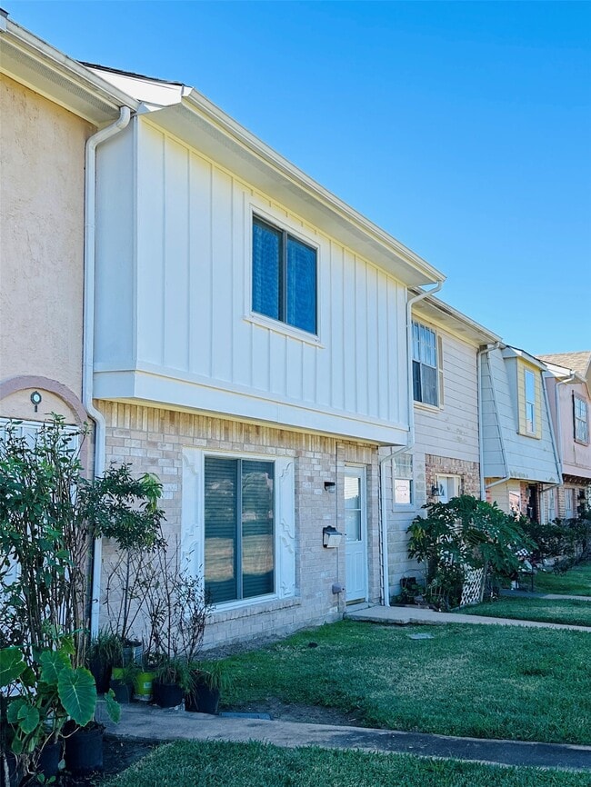 Building Photo - 8462 Leawood Blvd