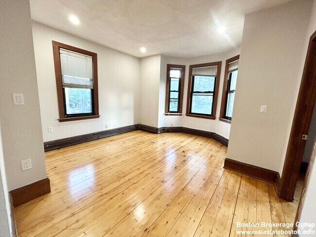 Building Photo - 1568 Tremont St Unit 2 Rental