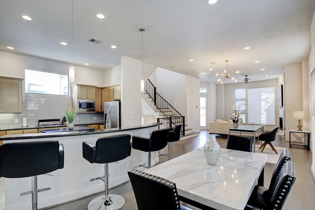 Photo - 902 Roy St