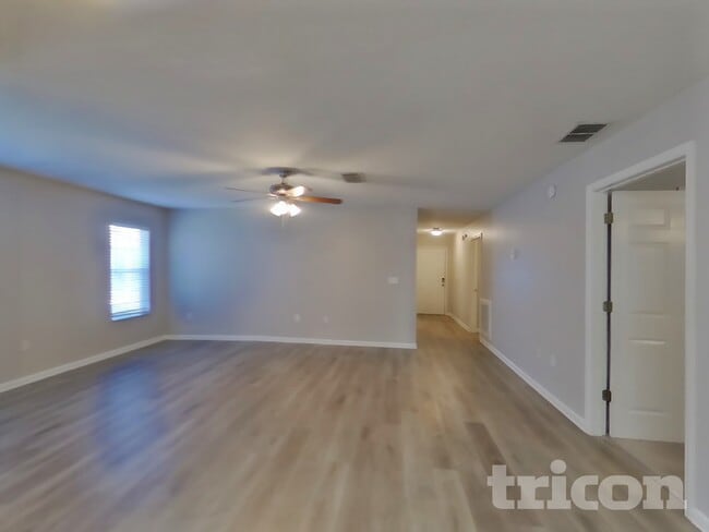 Photo - 2122 Center Way