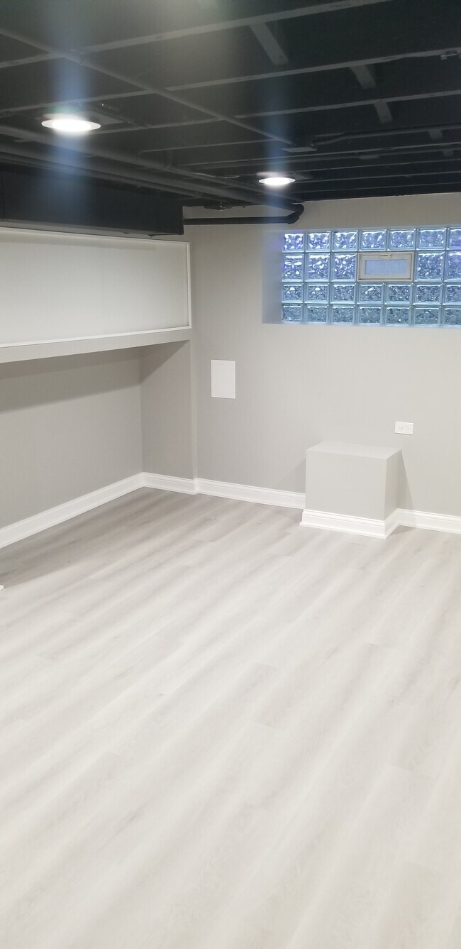 front room - 7920 S Manistee Ave Unit 7920 S Manistee Ave