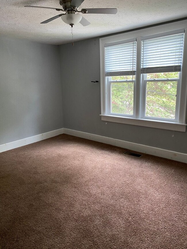 4 bed/ 2 bath - 4 bed/ 2 bath House