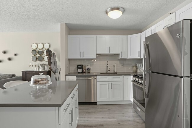 Photo - 590 N State St