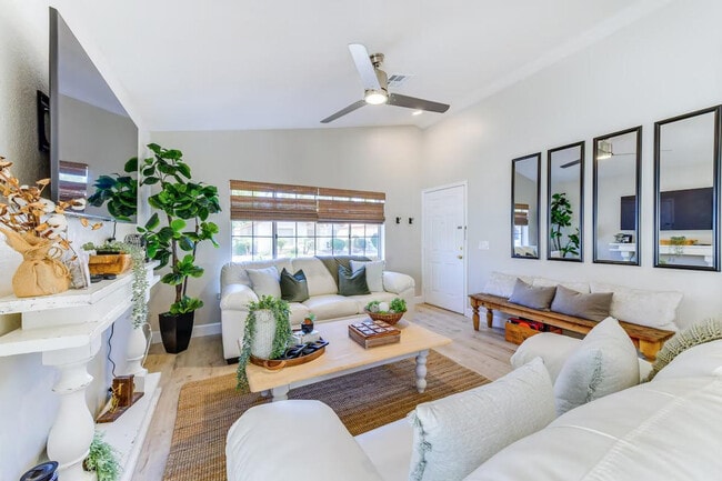 Building Photo - 1120 N Val Vista Dr Unit ID1386007P