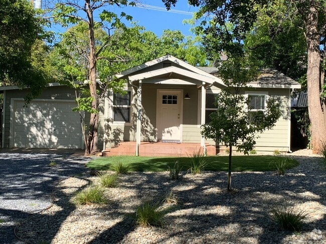 Building Photo - Remodeled/ private setting Rental