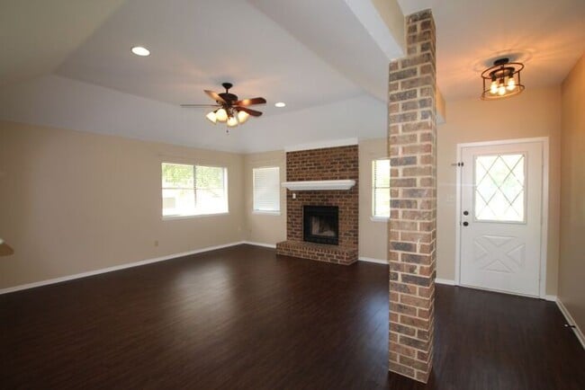 Available! Beautiful 3 bedroom in Whitehouse!