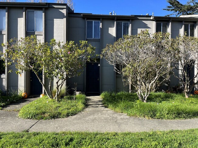 Building Photo - 841 Bayside Rd Unit (1X) 841 Bayside #31 [PRM: Henry]