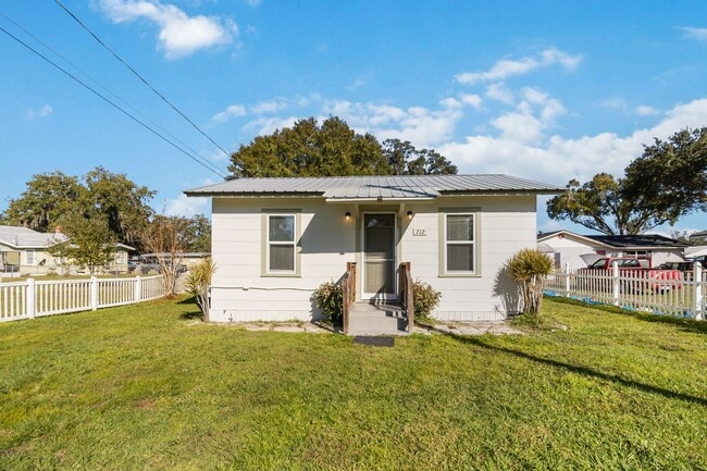 Photo - Charming 1/1 Home in St. Cloud Close to the Lakefront Park