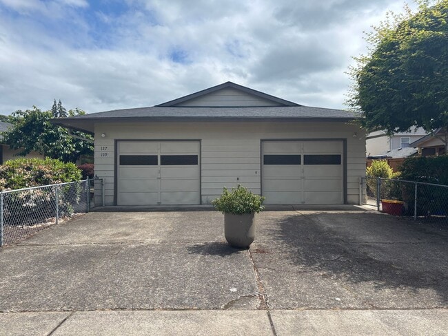 Building Photo - SHLE-127-129EJersey Unit 129