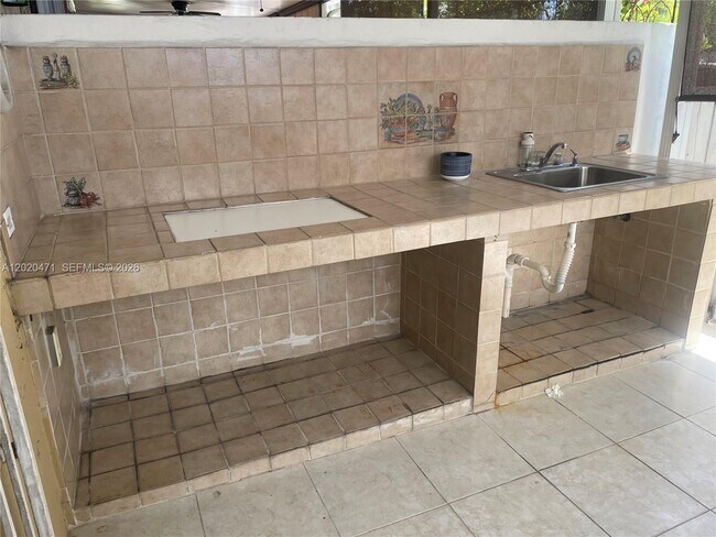 Photo - 655 W 68th St