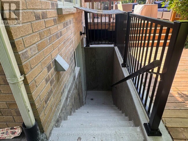 Photo - 452 Britannia Ave E