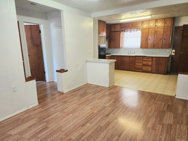 Photo - 521 S Main Ave