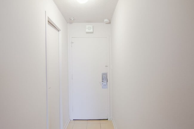 Building Photo - 1975 Maisonneuve Blvd W Unit 704