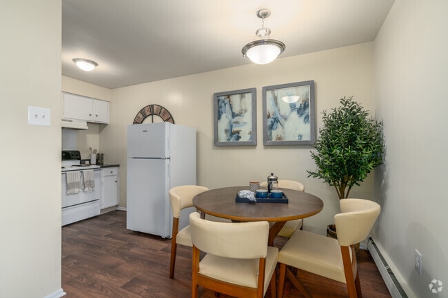 2BR, 1BA - 925SF - Dining Room