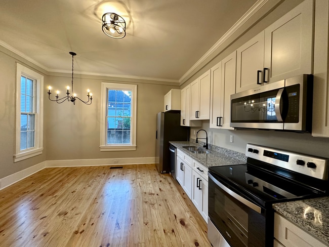 Building Photo - 983 Maple St Unit 1