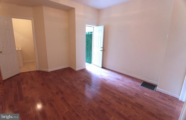 Building Photo - 1852 Willington St