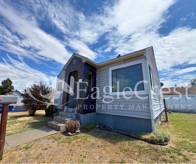 Charming 2-Bedroom Home with Modern Finishes & Open Yard