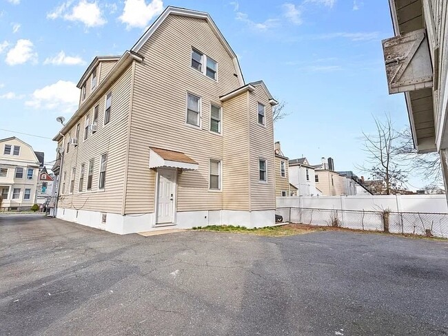 Photo - 32 Llewellyn Ave Unit 3