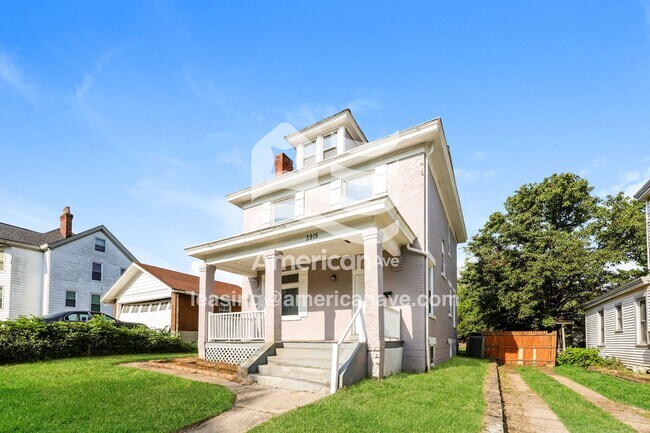 3915 Lovell Ave