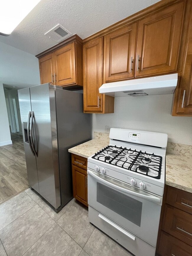 Building Photo - 924 S Cambridge St Unit 201